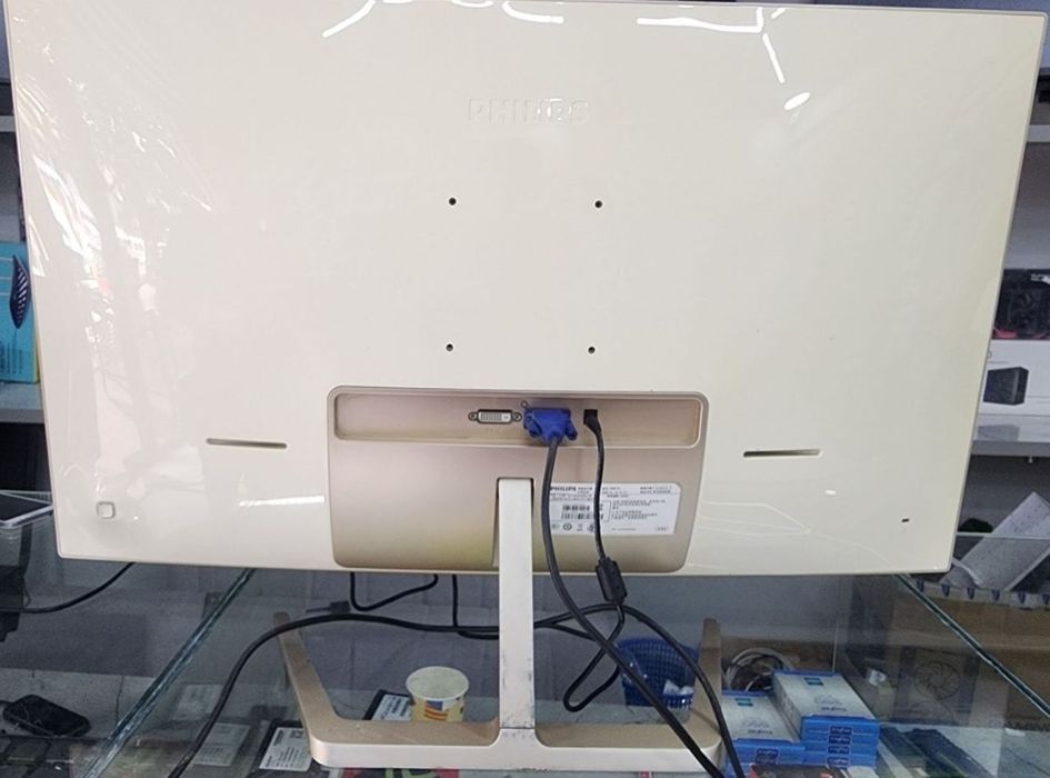 Monitor 32dyum ekran  zor.ishlaydi 10 bor