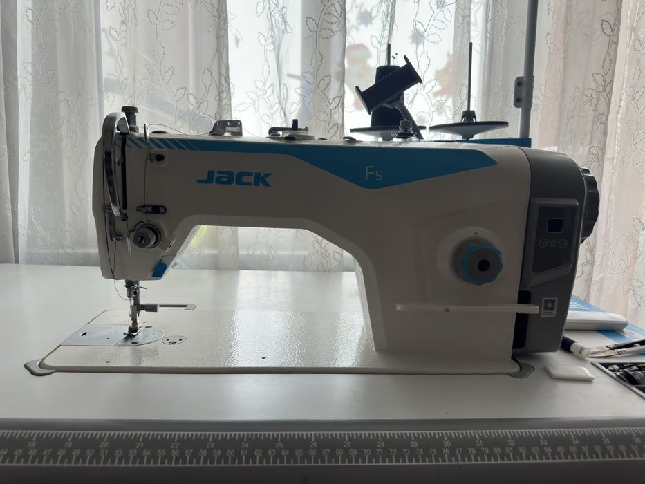 Продам швейную машинку