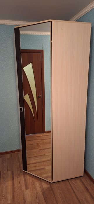 Шкаф угловой в хорошем состоянии