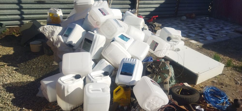 Продам канистры 20л