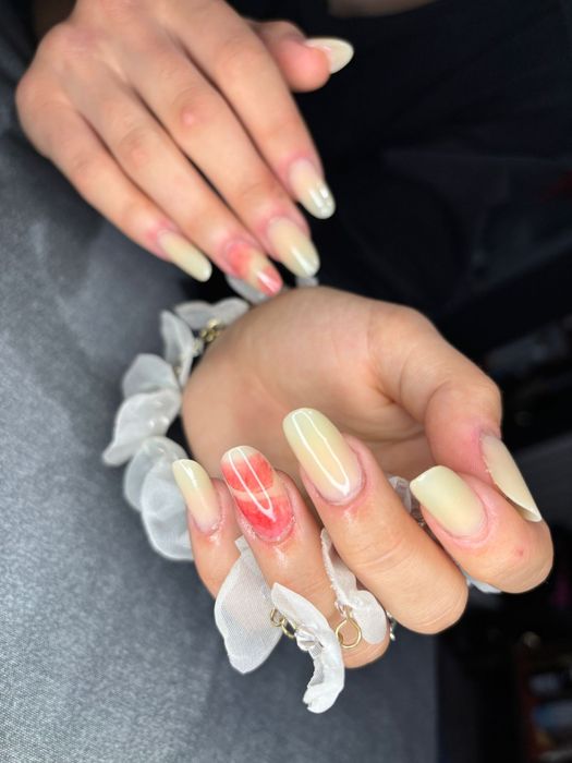 Unghii la doar 100 de lei