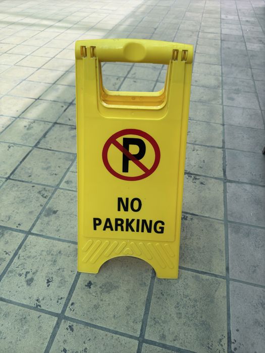 Знак мокрый пол пластмасса