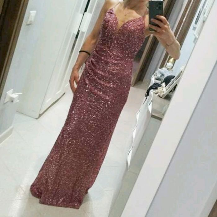 Бална рокля с пайети и цепка