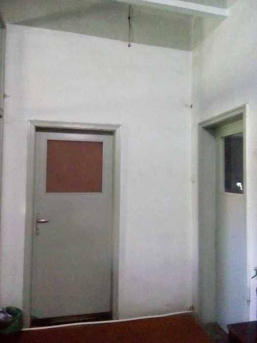Собственикът продава две сгради в индустриална зона