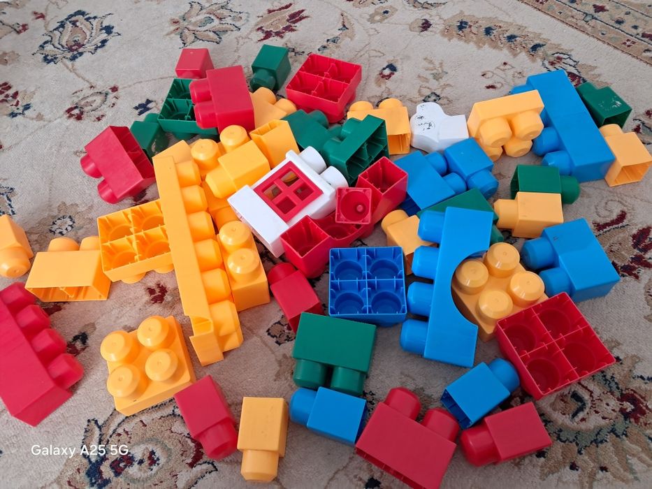 Конструктор  в подарок ведёрко.