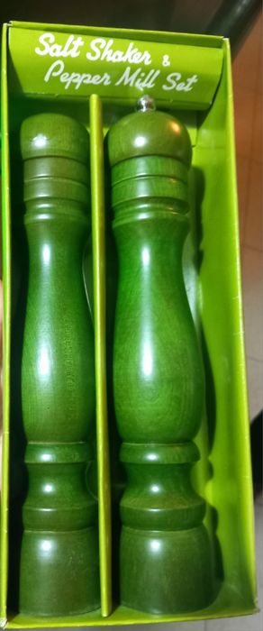 Комплект дървени солница и мелачка за пипер