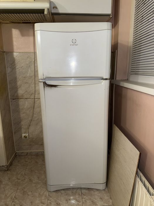 Хладилник с фризер Indesit