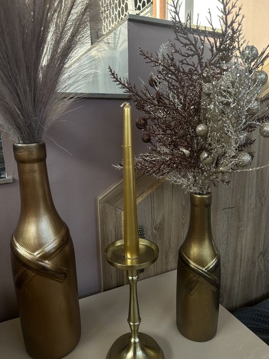 Комплект от две бутилки и свещник.