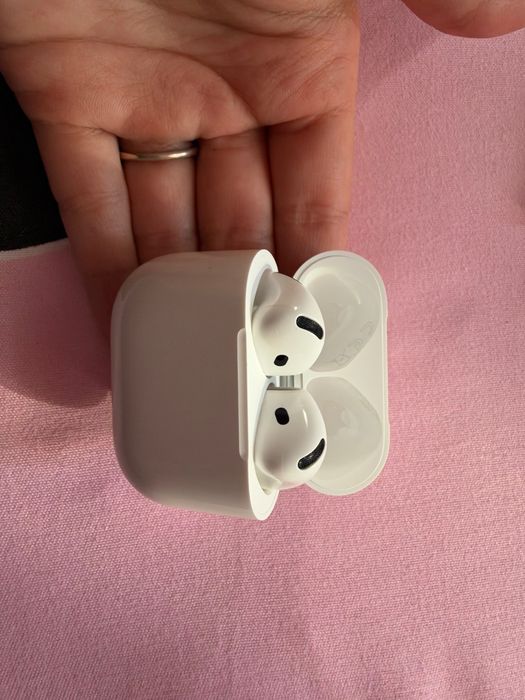 Apple AirPods 4 с Active Noise Cancellation (ANC)