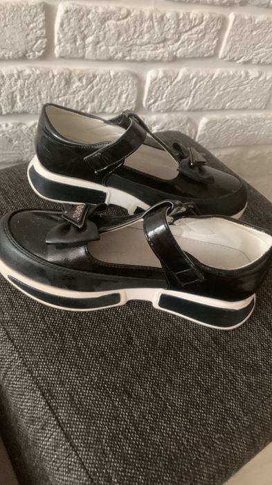 Продам обувь для девочки 32-33-34 размер