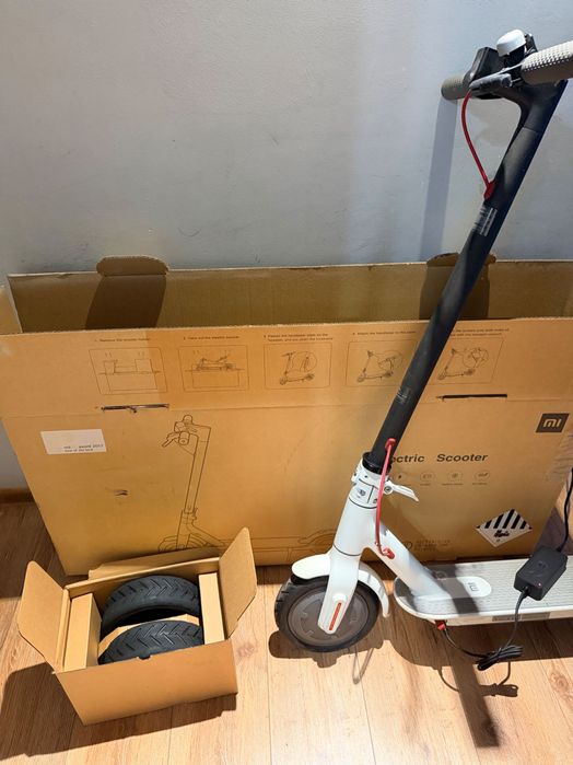 Trotineta xiaomi mi m365 alba - ca noua, foarte putin folosita, fara lovituri, cutie