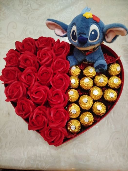 Элитный подарочный бокс с цветами и шоколадом Ferrero