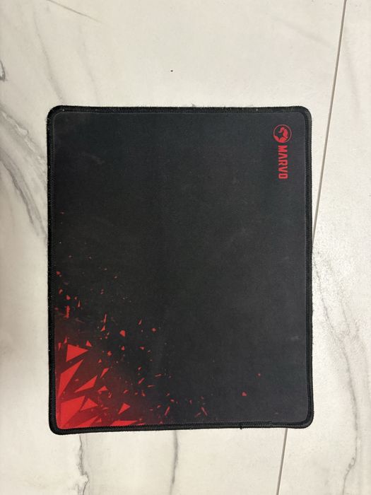 Продавам PS4 slim, мишка и клавиатура, mousepad ,слушалки и контролер.