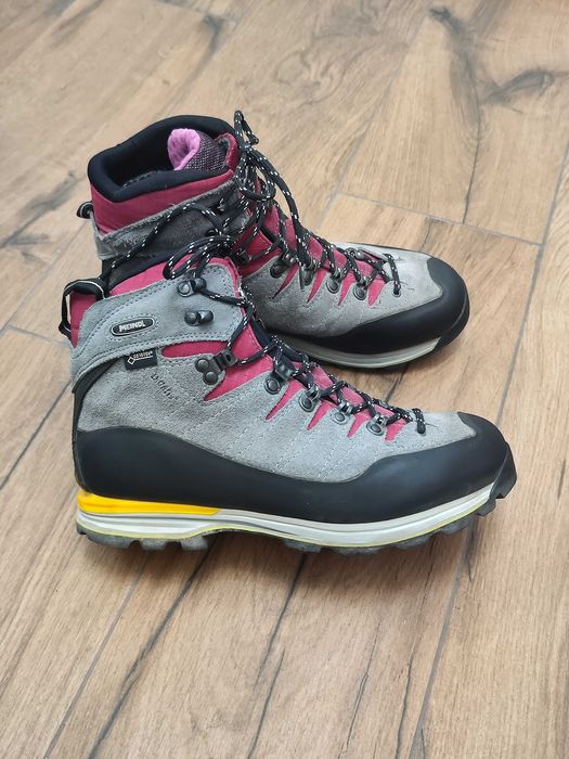 Туристически обувки Meindl