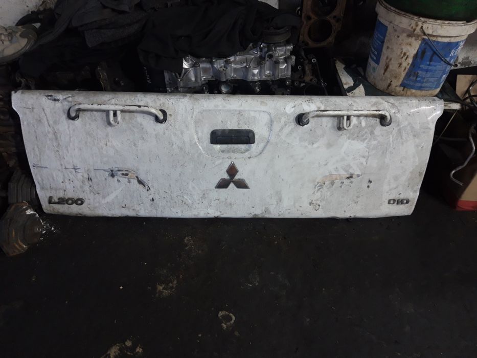 Митсубиси л200 дверь багажника