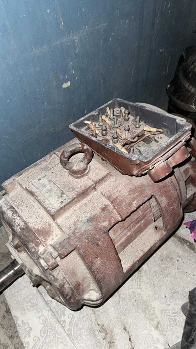 Электродвигатель для лифта.