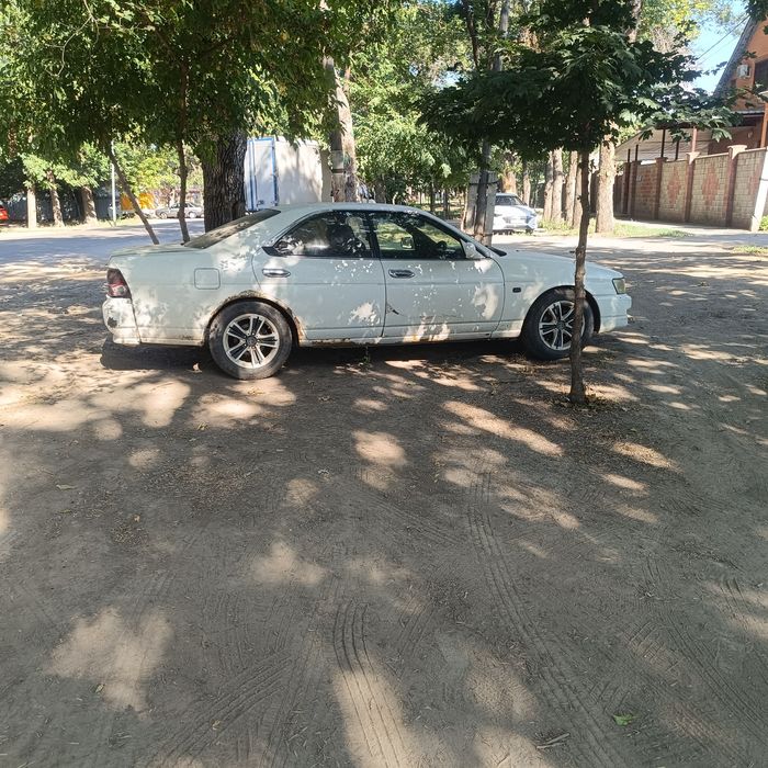 Машина Nissan laurel