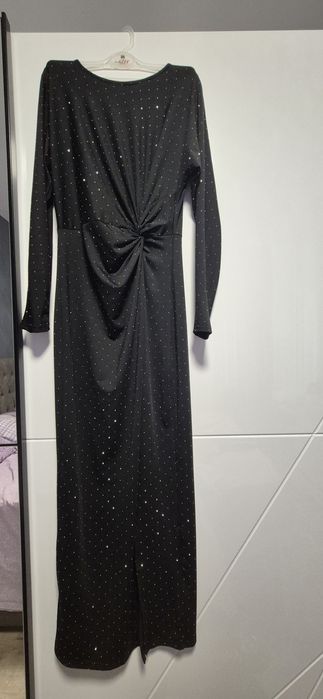 Rochie lungă neagră cu straturi, crăpata pe picior