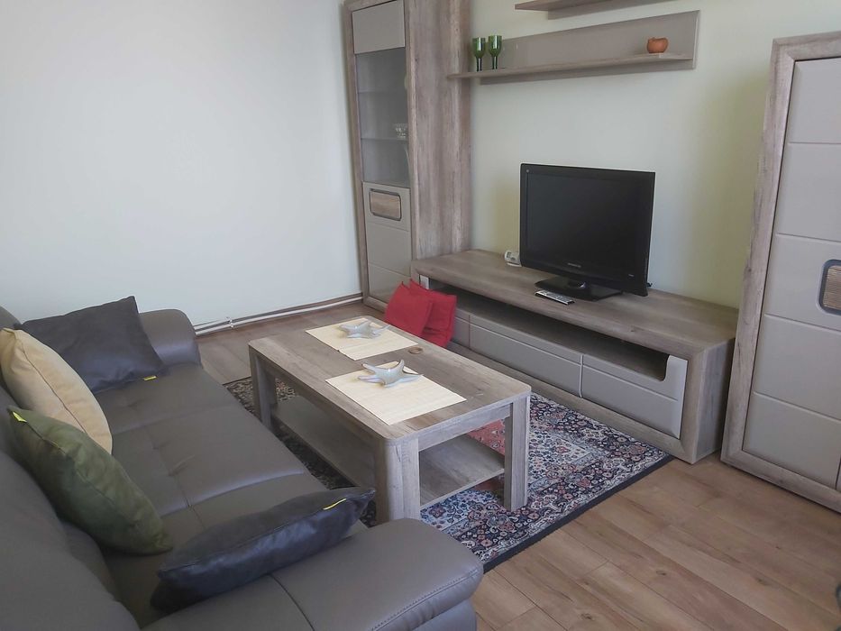Inchiriez apartament 3 camere, decomandat, ultracntral.