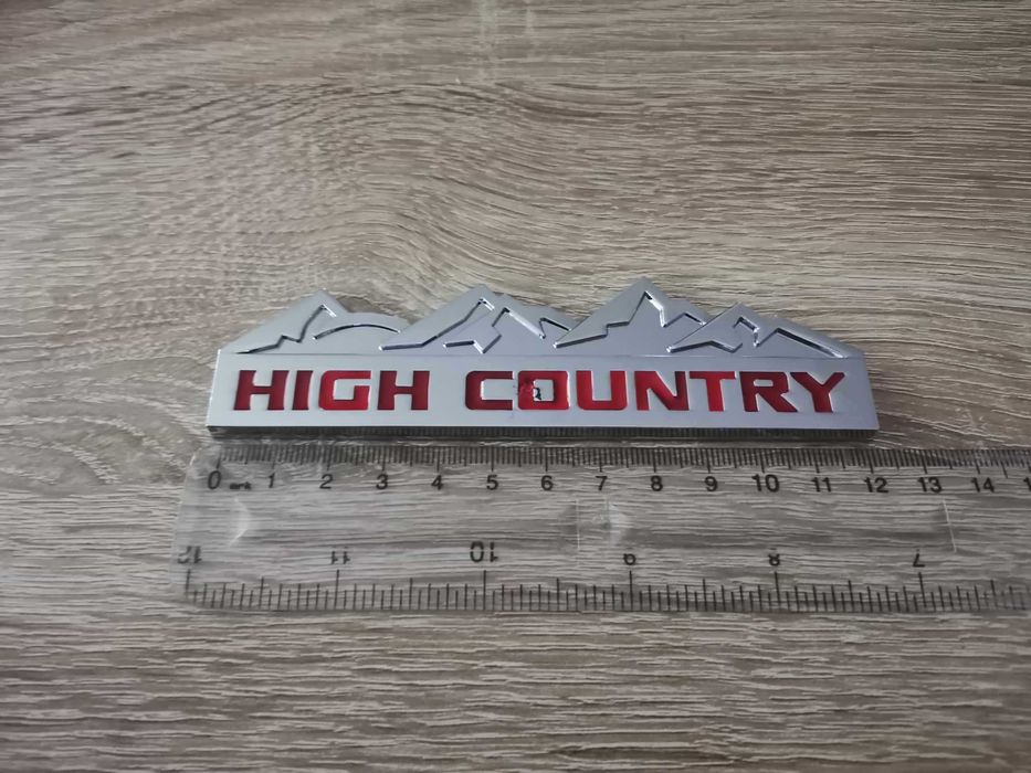 Chevy Jeep High Country сребриста с червено емблема