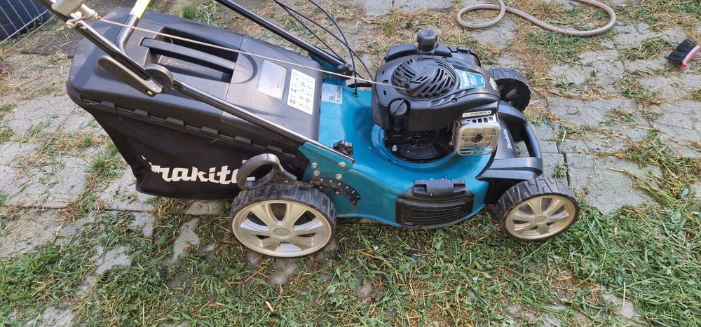 Makita tuns iarba