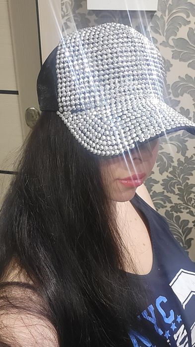 Кепка стразы новая.