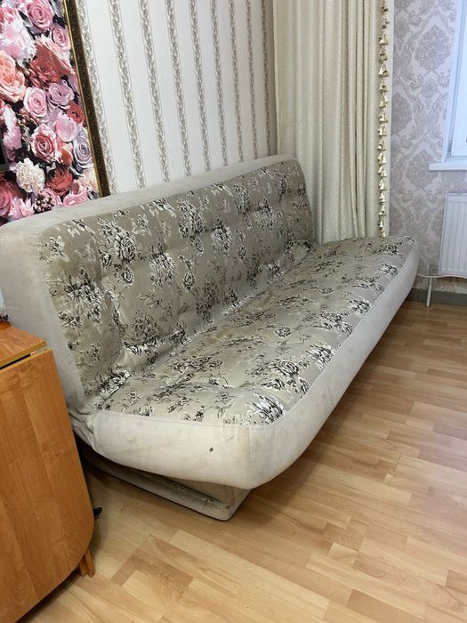 Диваны, 2 единицы, в хорошем состоянии