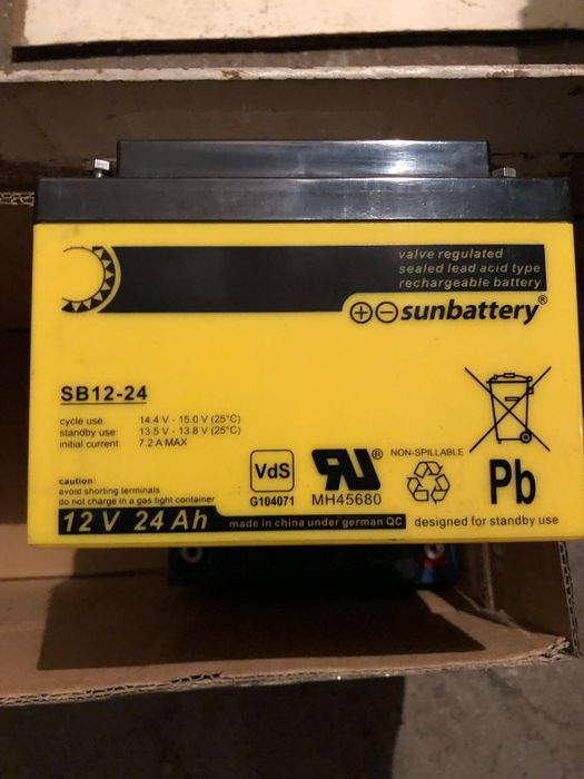 Vand baterii (acumulatori ) 12V 24ah,panouri solare