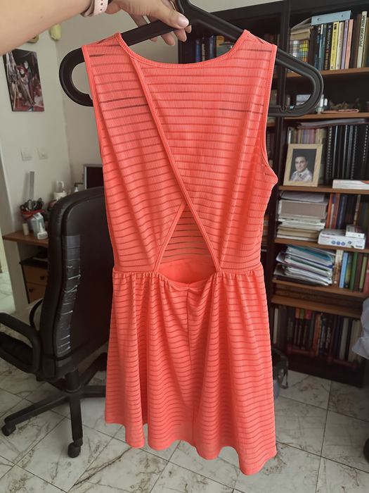 Famme fatale , Рокля zara гол гръб