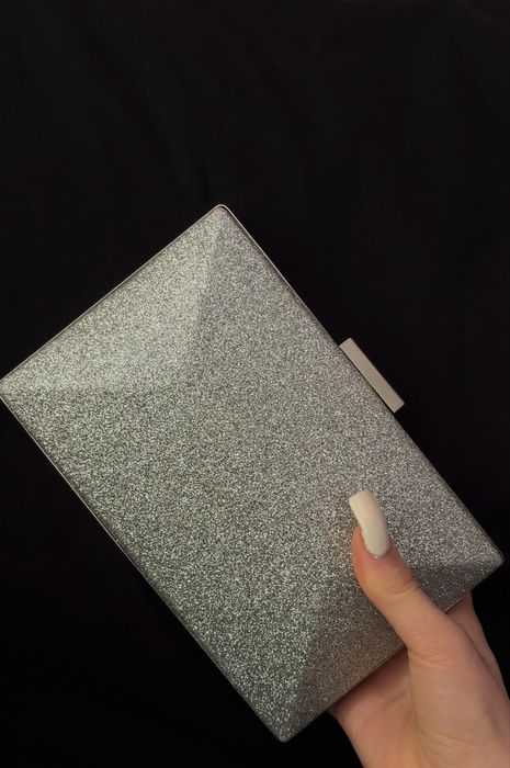 Елегантна сребриста клъч чанта