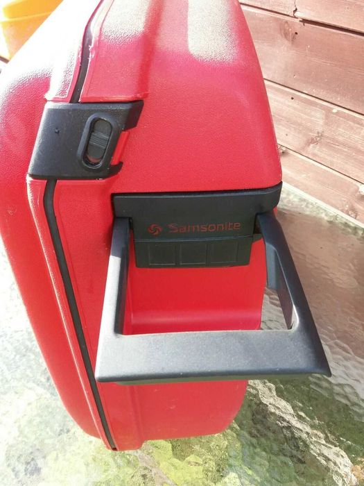 Valiza rosie Mos Craciun / plastic Carlton, Samsonite se muta pe Publi