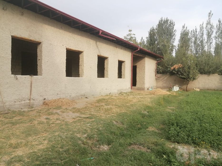 Uy xovli sotiladi