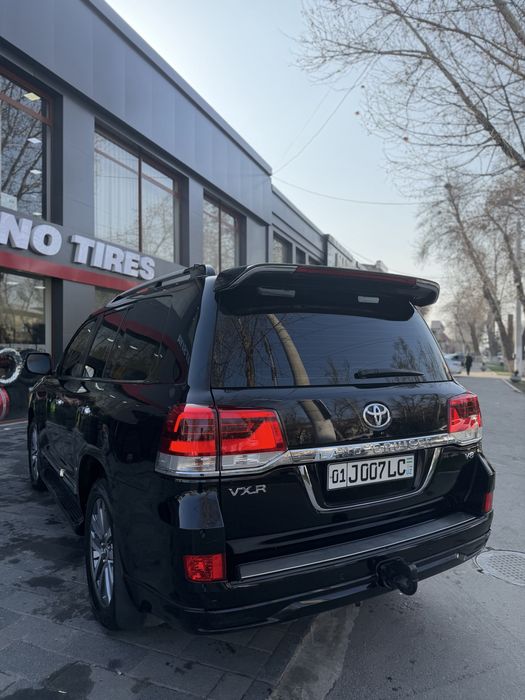 Tayota Land Cruiser vrx 200