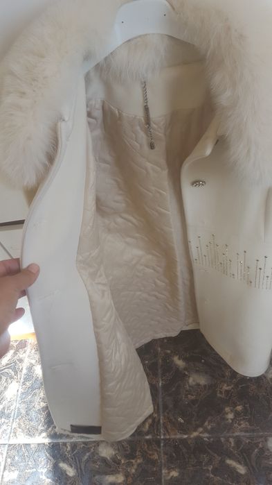 Vînd palton damă cu blană naturală ideal pentru orce eveniment