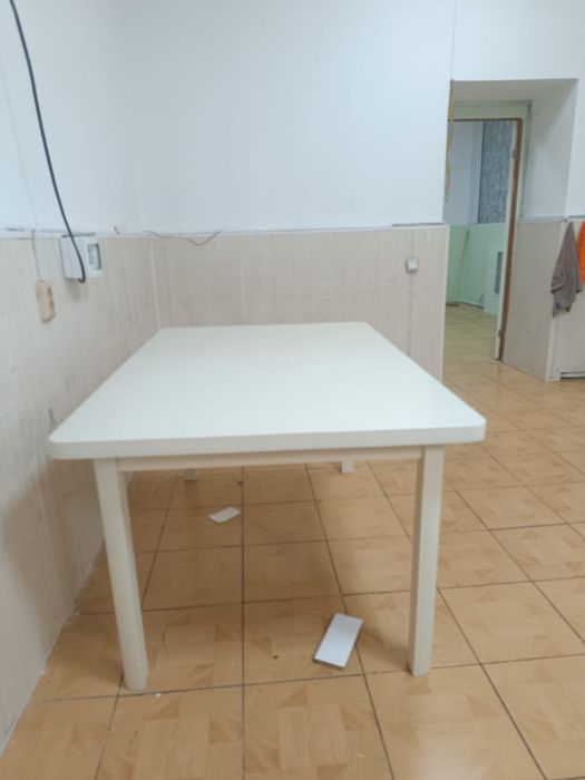 Белый стол кухонный