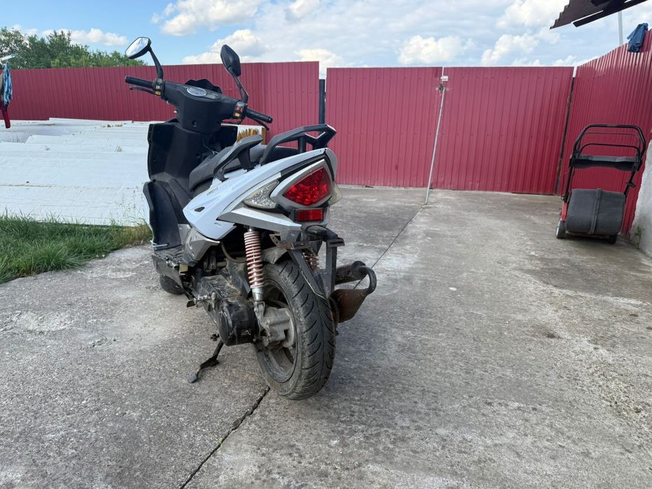 Vând scuter 50cc 2t ân tro stare acceptabil