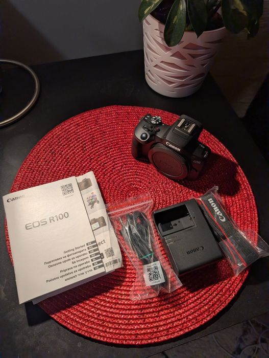 Body Canon EOS R100 Aparat Foto Mirrorless 24.1MP nou