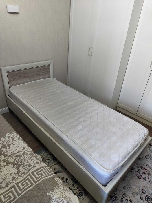 Односпальная кровать с матрасом