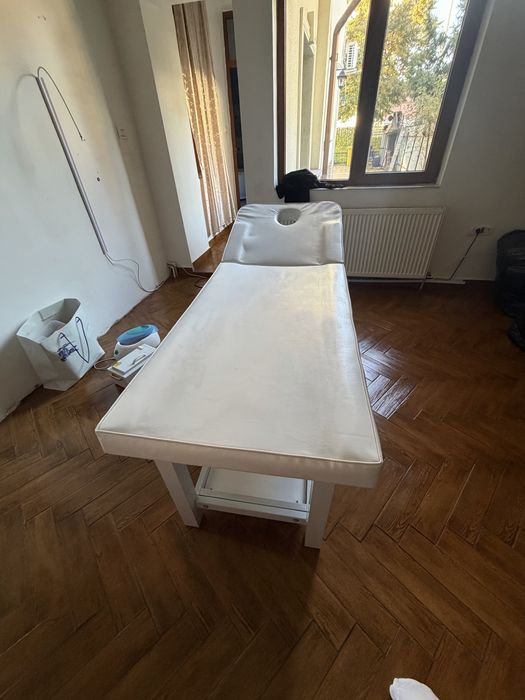 Pat pentru masaj-cosmetica, cu cadru metalic si spatiu de depozitare.