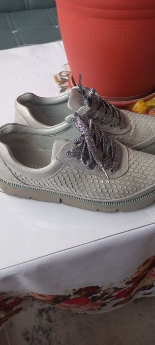 Кроссовки женские,бу,37р