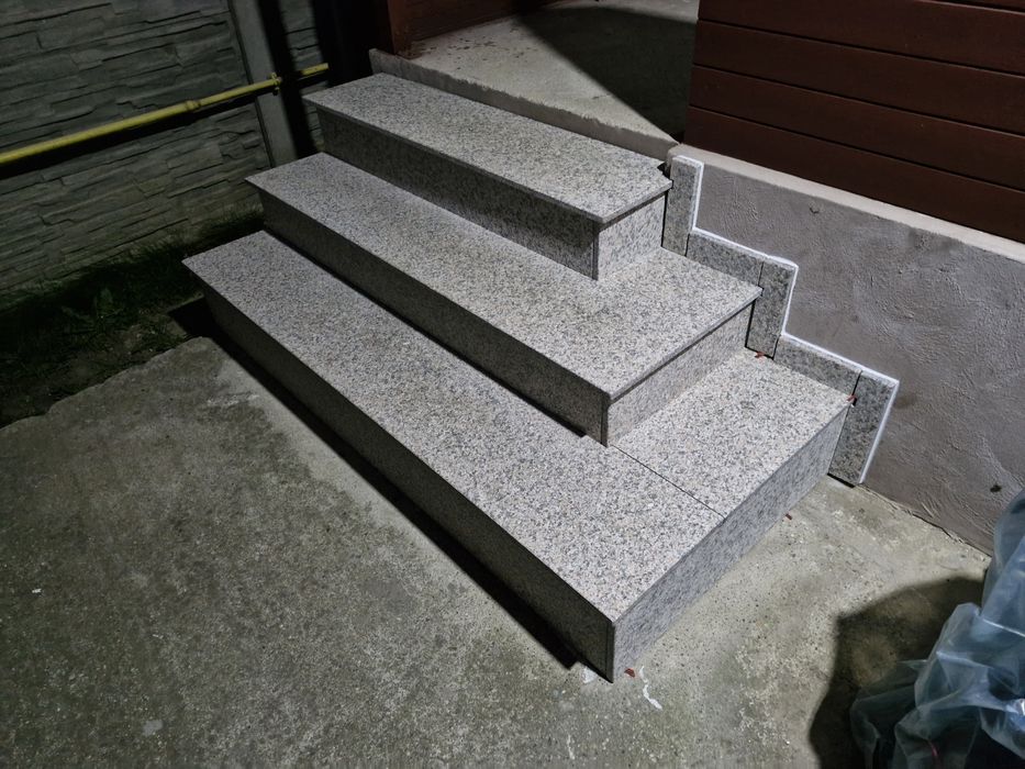 Scări/pervaze/blaturi/glafuri din Granit si Marmură