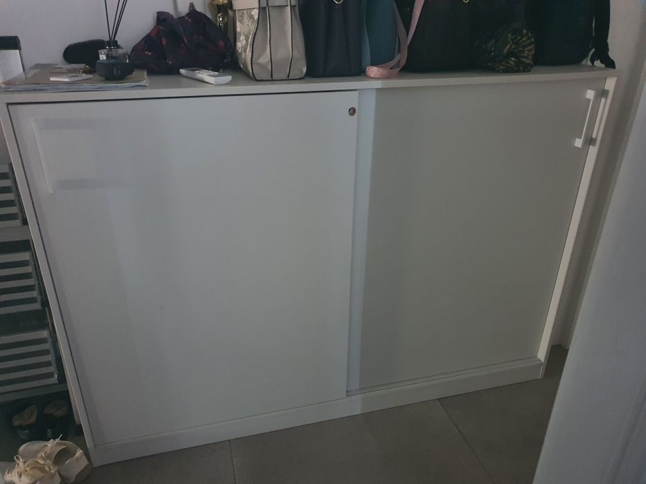 Dulap alb glisant