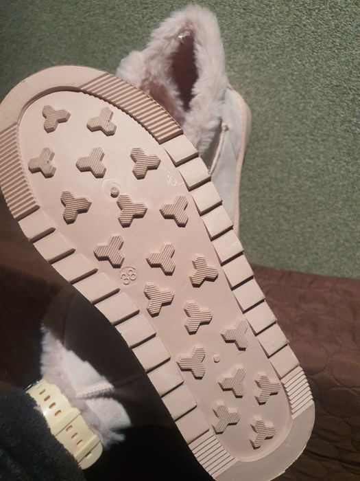 Нови Дамски пантофки/боти