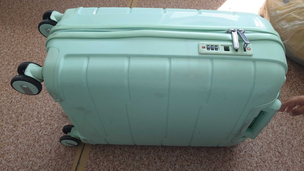 Чемодан хороший , цвет приятный