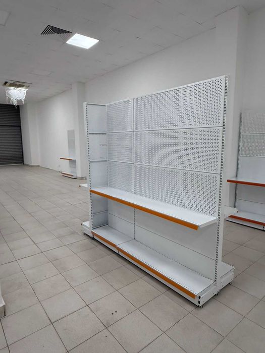 Крайстенен стелаж с перфориран гръб за закачане на куки и рафт