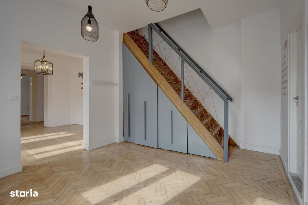In Cartierul Evreiesc, casa 3 camere pivnita si mansarda open space.