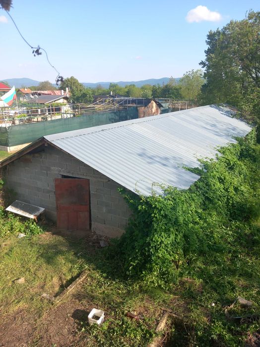 Продавам вила с масивна стопанска сграда на 7 км от Казанлък