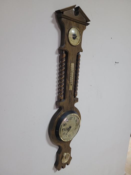 Дървен стенен часовник