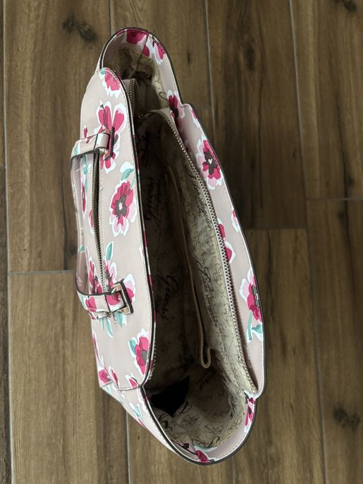 Чанта Guess с флорален принт