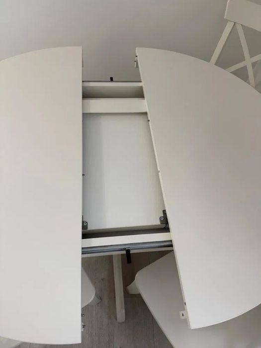 Masă de living rotundă extensibilă + 4 scaune – solidă